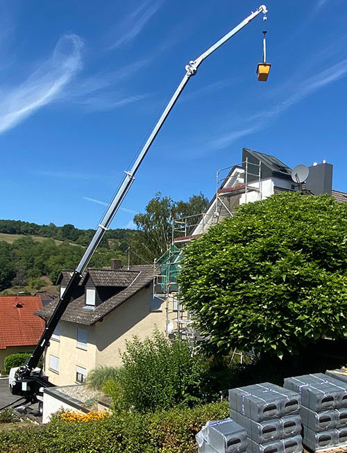 Mobiler Aluminiumkran im Einsatz Die mobilen Alukräne stehen Ihnen als Montagehilfe bei Neubau oder Umbau sowie zur Be- und Entladung von LKW´s bis hin zur Garten- und Landschaftspflege zur Verfügung.